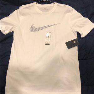 BRAND NEW WHITE NIKE TEE WITH TAG